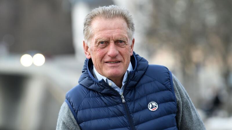 Hans Zach, ehemaliger Eishockey-Bundestrainer, fühlt sich auch mit fast 75 noch „pumperlgsund“.