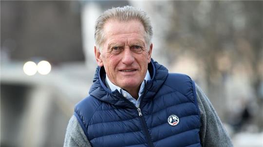 Hans Zach, ehemaliger Eishockey-Bundestrainer, fühlt sich auch mit fast 75 noch „pumperlgsund“.