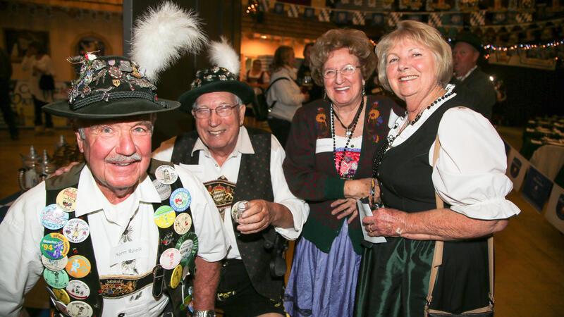 Wie Hans und Erika das Oktoberfest in Amerika groß rausbrachten Hans und Erika Bandows (Mitte) brachten einst das Oktoberfest an den Big Bear Lake - und richteten es über Jahrzehnte selbst aus.