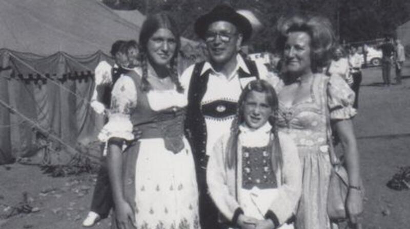 Hans und Erika Bandows mit ihren Töchtern Janet und Monica.