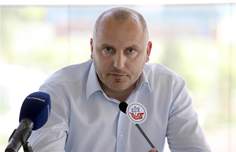 Nach Randale bei St. Pauli: Rostock soll Kosten für Schäden tragen Hansa Rostocks Vorstandsvorsitzender Robert Marien kündigt den Einstieg des Vereins in den Frauen- und Mädchenfußball an. Foto: Bernd Wüstneck/dpa-Zentralbild/dpa
