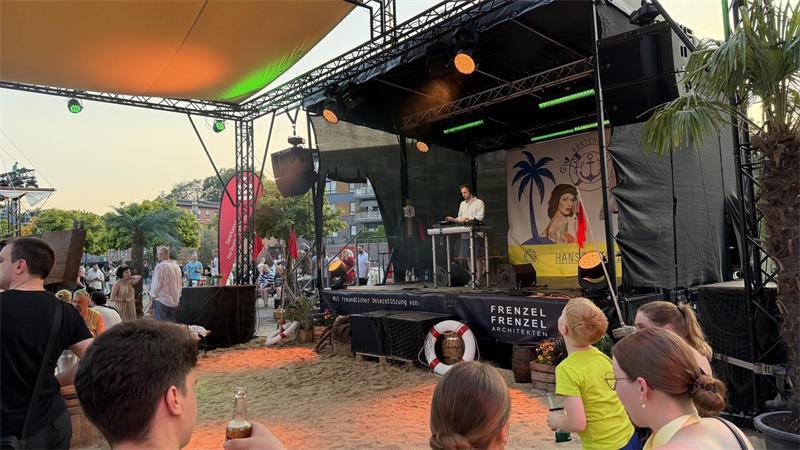 Auf der Suche nach Abkühlung: So erlebt der Kreis Stade das Hitze-Wochenende Hanse Ahoi: Zu späterer Stunde und bei tropischen Temperaturen heizt ein DJ den Besuchern der Beach-Party ein.
