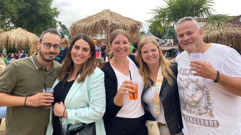 Buxtehuder Beach-Club: Dank Hanse Ahoi gibt es einen Strand zum Feiern Hanse Beach statt Schlagermove: Die Buxtehuderin Claudia Borges ist mit ihren Freunden aus Seevetal und Elze doch lieber zur Party am Buxtehuder Hafen gegangen.
