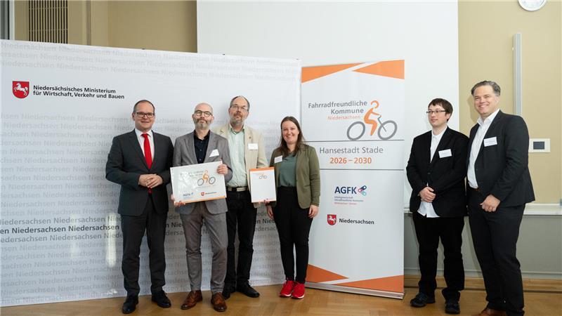 Hansestadt Stade wird von Niedersachsens Minister für Wirtschaft, Verkehr und Bauen, Grant Hendrik Tonne, als „Fahrradfreundliche Kommune“ ausgezeichnet.