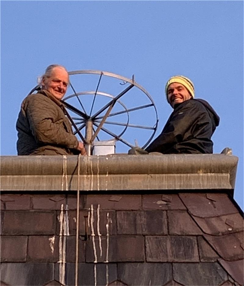 Aufregung um Horneburger Schloss-Störche - Nisthilfe ist aufgebaut Hansjürgen Kammer und Tim Richter installieren die Nesthilfe . Foto: Jasper Brunsch