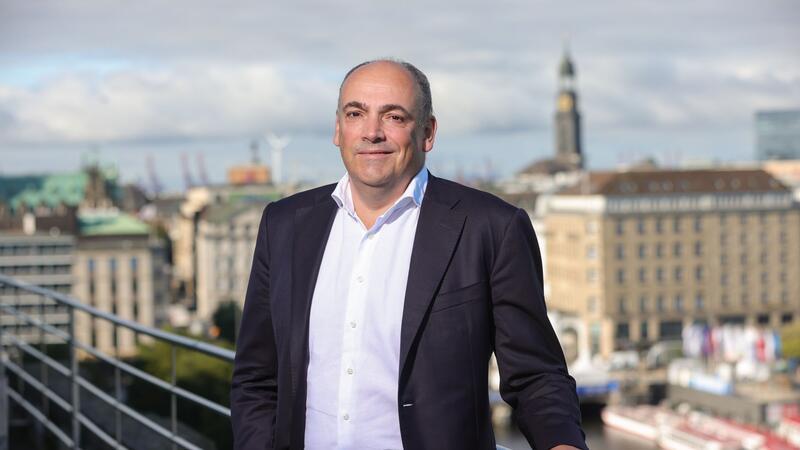 Hapag-Lloyd CEO Rolf Habben Jansen steht während eines Interviews auf der Dachterrasse.