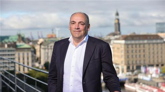 Hapag-Lloyd CEO Rolf Habben Jansen steht während eines Interviews auf der Dachterrasse.