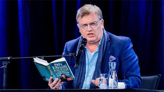 Hape Kerkeling liest aus seinem Buch „Pfoten vom Tisch!“, das jetzt auch verfilmt wird (Archivbild).