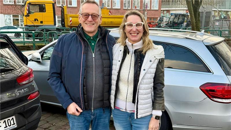 Happy End: Thomas und Daniela Tidiks werden am Harburger Bahnhof von einem Freund abgeholt.