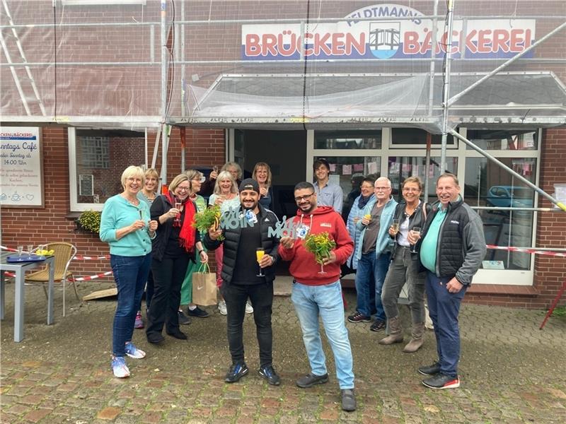 Happy End nach einer achtjährigen Odyssee: Bilal und Mohammed Yakoub (Mitte) stoßen mit Freunden aus der Brückenbäckerei auf ihre Einbürgerung an. Foto: Richter