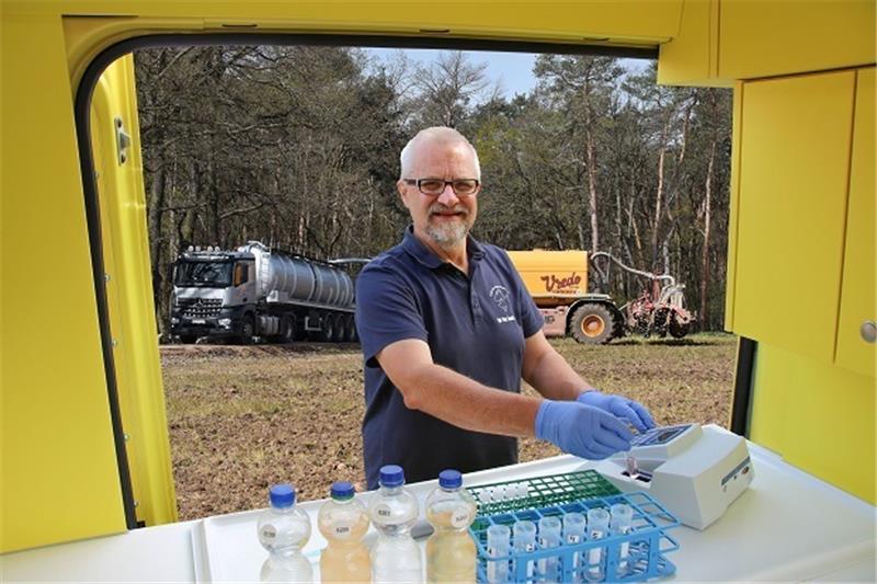 Harald Gülzow, Physiker und Projektleiter vom Verein VSR-Gewässerschutz, führt eine Nitratuntersuchung durch. Foto: Marc Gater/VSR-Gewässerschutz