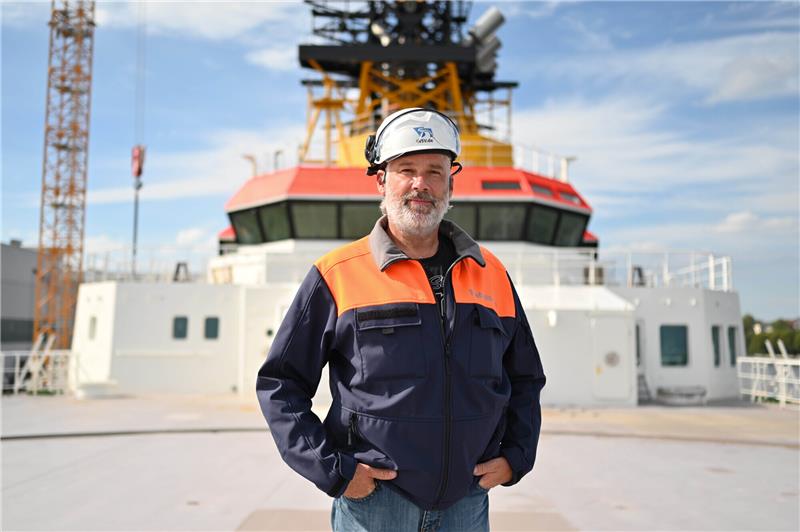 Ein Schiff zum Schutz auf Hoher See – Das kann die neue „Scharhörn“ Harald Janssen, Projektleiter der Schifffahrtsverwaltung des Bundes, steht an Deck der "Scharhörn". Die "Scharhörn" und zwei weitere neue Mehrzweckschiffe der Schifffahrtsverwaltung des Bundes sollen (WSV) bei der Werft Abeking und Rasmussen ausgerüstet werden. Foto: Lars Penning/dpa