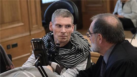 Harald Mayer (links) leidet unter Multiple Sklerose.
