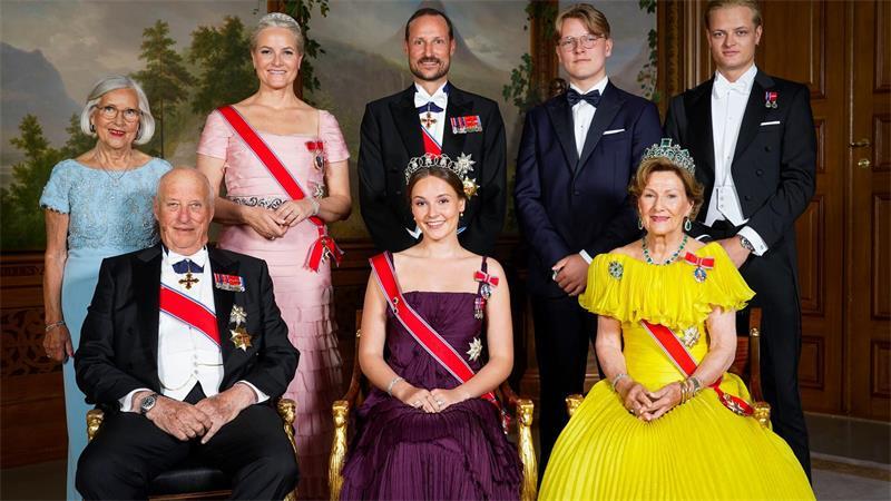 Norwegen trauert: König Harald V. ist tot Harald V. (vorne l) im Kreise seiner Familie. (Archivbild)