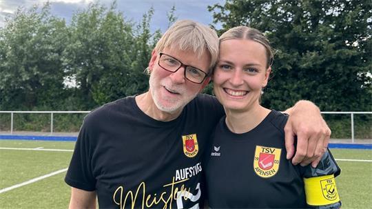 Harald Zerwas und Kapitänin Pia Teetz. Sie war in der Saison die rechte Hand des Trainers.