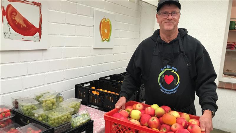 Essen für alle: Nordkehdinger retten Lebensmittel vor der Tonne Harald packt an allen drei Ausgabetagen mit an.