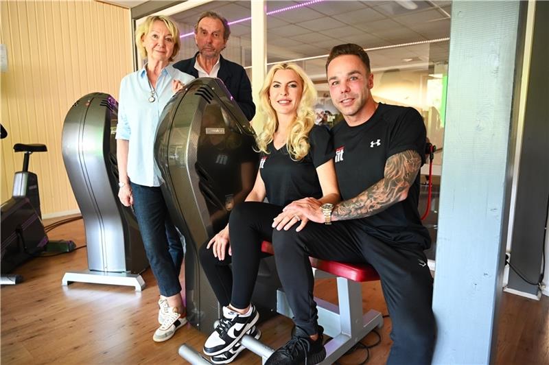 Harald und Ilona Brust (links) geben das Studio in Harsefeld nach über 20 Jahren in die Hände von Paulina und Matthias Mittelstädt mit ihren Clever-fit-Studios. Foto: Ahrens