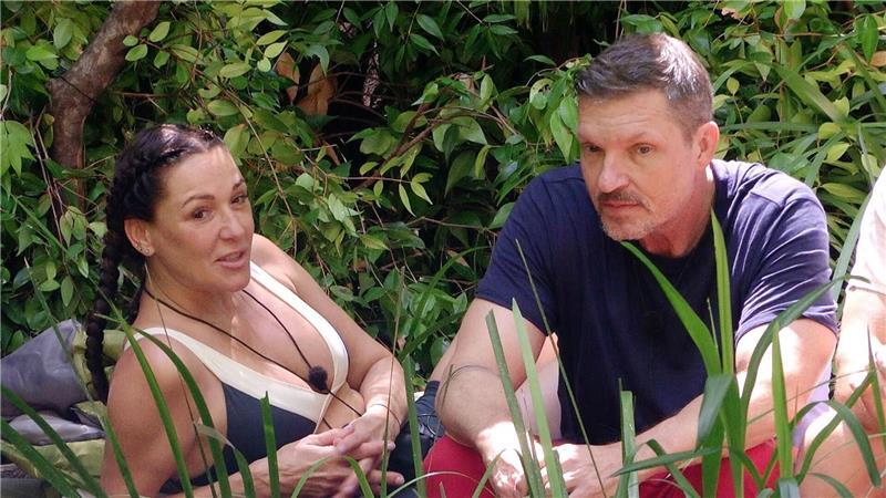 Hardy Krüger jr. scheidet kurz vor dem Finale aus, Simone Ballack kann weiter auf die Dschungelkrone hoffen.