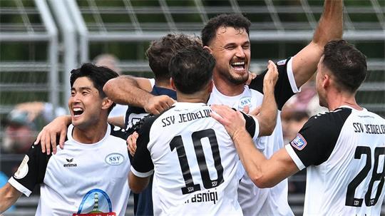Haris Hyseni (2.v.r) jubelt mit seinen neuen Teamkollegen beim SSV Jeddeloh. Er traf zwei Mal gegen den Zweitligisten Heidenheim im DFB-Pokal.