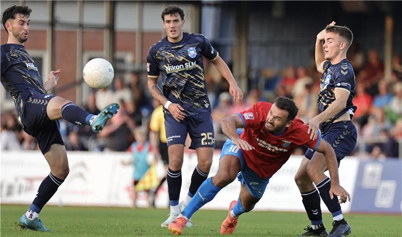 Haris Hyseni arbeitet Fußball.