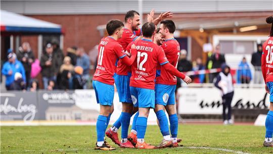 Haris Hyseni erzielt gegen Flensburg sein elftes Saisontor. Er trifft per Elfmeter.