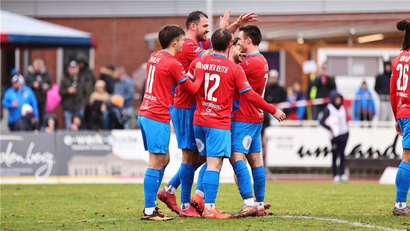 Haris Hyseni erzielt gegen Flensburg sein elftes Saisontor. Er trifft per Elfmeter.