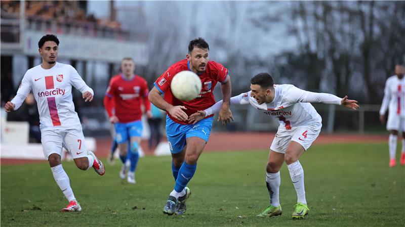 Haris Hyseni hat in der ersten Halbzeit die Führung auf dem Fuß, scheitert aber an Havelses Keeper Tom Opitz.