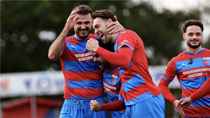 3:1-Sieg gegen Jeddeloh: D/A erobert die Tabellenspitze Haris Hyseni (links) ist sicher vom Elfmeterpunkt. In der 30. Minute trifft er zum 2:0 für D/A.