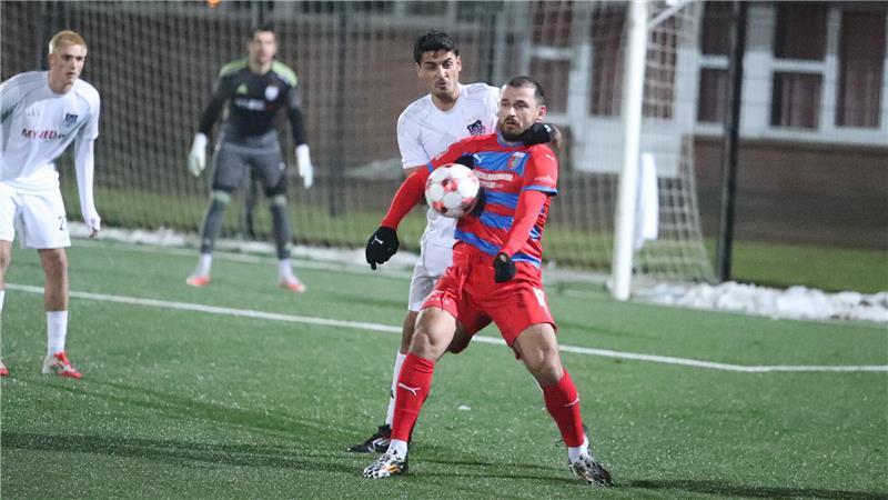 Haris Hyseni macht den Ball fest. In der zweiten Halbzeit schießt er gegen Dassendorf das 3:0 per Elfmeter. D/A gewinnt am Ende 7:0.