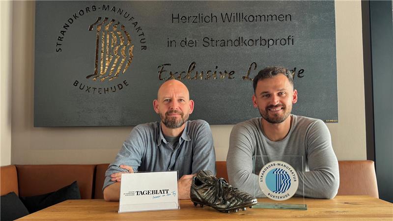 Haris Hyseni (rechts) mit Sportredakteur Jan Bröhan bei der 14. Podcast-Ausgabe in der Strandkorb Manufaktur Buxtehude.