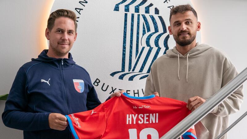 D/A verpflichtet einen ehrgeizigen Stürmer mit Drittligaerfahrung Haris Hyseni (rechts) und Sportdirektor Sören Behrmann: Der Stürmer hat einen Vertrag für zwei Jahre unterschrieben.