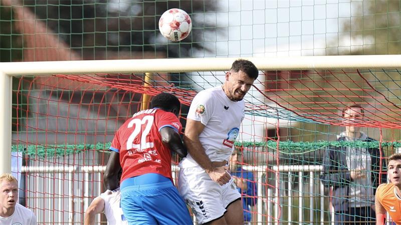 Sanne-Show in Drochtersen: Stürmer schießt D/A mit Hattrick zum Sieg Haris Hyseni steht gegen seine ehemaligen Kollegen in der Startelf.