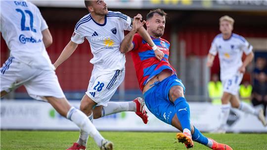 Haris Hyseni und D/A werden sich bei Kickers Emden auf viel Arbeit einstellen müssen. Das Hinspiel gewann D/A mit 3:1.