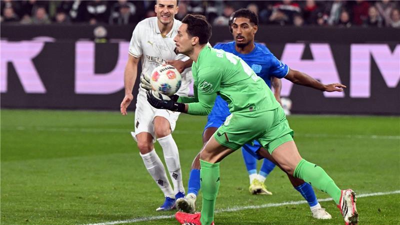 Haris Tabakovic scheiterte mit seinem Schuss zunächst an Keeper Janis Blaswich. 
