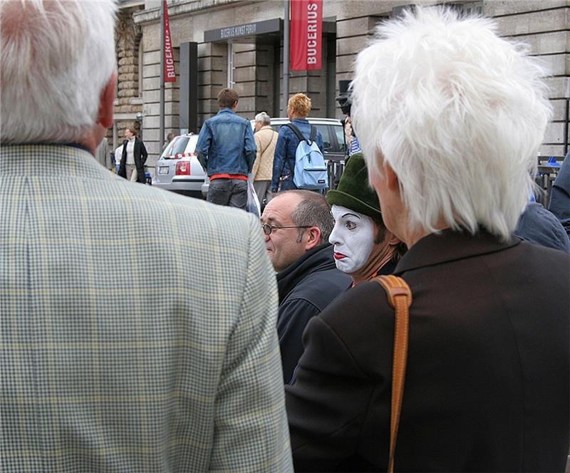 Eine Ausstellung voller Schnappschüsse Harlekin in Aktion: Die analogen Fotos wurden mehrheitlich digitalisiert. Foto: Kalhorn