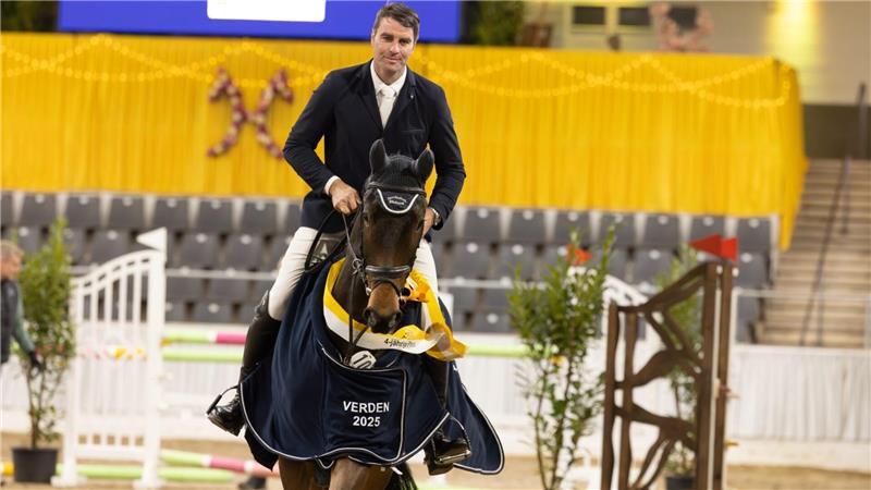 Harm Wiebusch im Sattel von Cracker, der mit der Wertnote 9,2 das Hannoveraner Springpferde-Master seiner Altersklasse gewann.