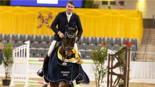 Harm Wiebusch im Sattel von Cracker, der mit der Wertnote 9,2 das Hannoveraner Springpferde-Master seiner Altersklasse gewann.