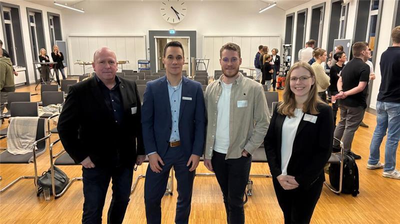 Optimal digital: Airbus, NDB und Co. profitieren von Digiscouts Harm Wurthmann (links) und Luisa Erika Wessolowski vom RKW-Kompetenzzentrum mit Matthias Reichert (Zweite von links) und Sven Römer von der Wirtschaftsförderung Landkreis Stade.