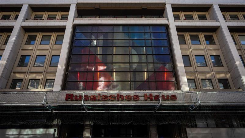 Harmloses Kulturzentrum, Propagandaschleuder oder Spionagenest? Am Russischen Haus scheiden sich die Geister.