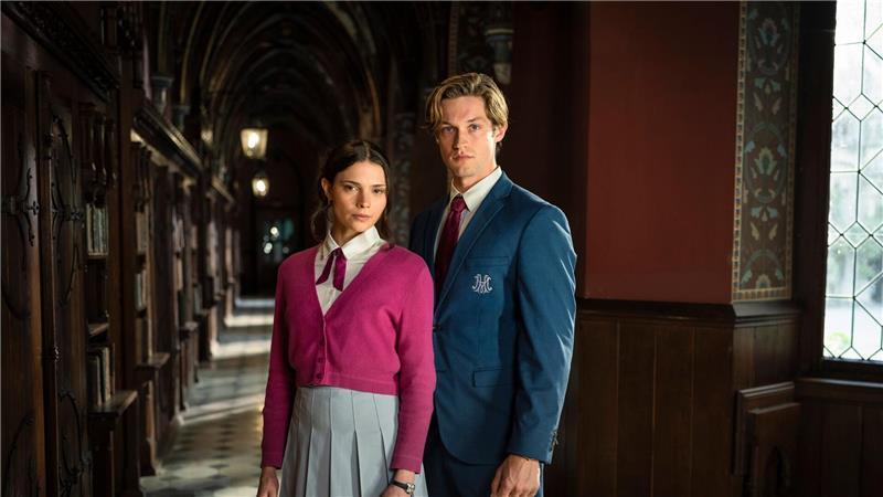 Harriet Herbig-Matten als Ruby Bell und Damian Hardung als James Beaufort bei den Dreharbeiten zu „Maxton Hall“. Die Dreharbeiten für die dritte Staffel der auf Schloss Marienburg spielenden Serie wurden in diesem Jahr beendet. (Archivbild)
