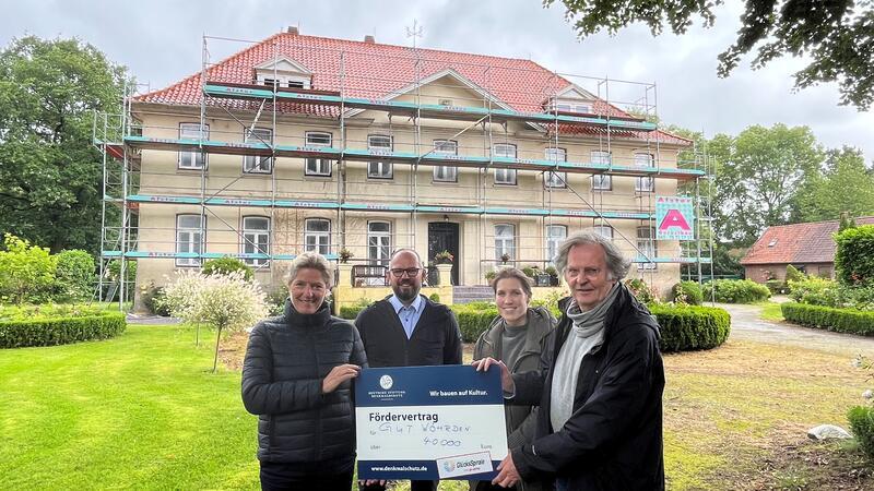 Harriet von Sandrart, Malermeister Michael Eckhoff, Denkmalschützerin Kim Sulinski und Dr. Volker Drecktrah von der Deutschen Stiftung Denkmalschutz bei der Fördermittelübergabe auf Gut Wöhrden.
