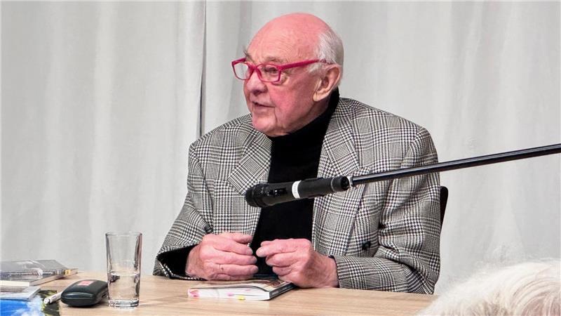 Harry Banaszak stellte am Freitagbend in Oldendorf sein Buch „1907 im Osteland“ vor. Das Buch spielt zum Teil auch im benachbarten Gräpel und hinterm Ostedeich.