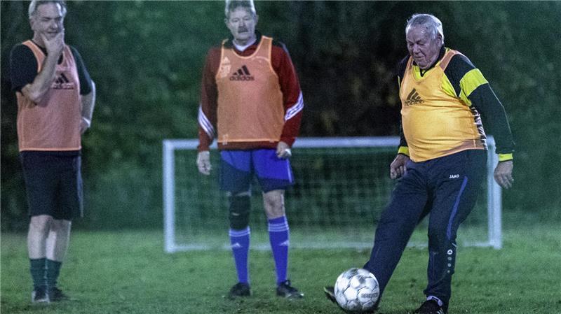 Warum Gehfußball in Hammah so viel mehr ist als nur Sport Harry Feick, hier bei einem Strafstoß, ist der älteste im Team.
