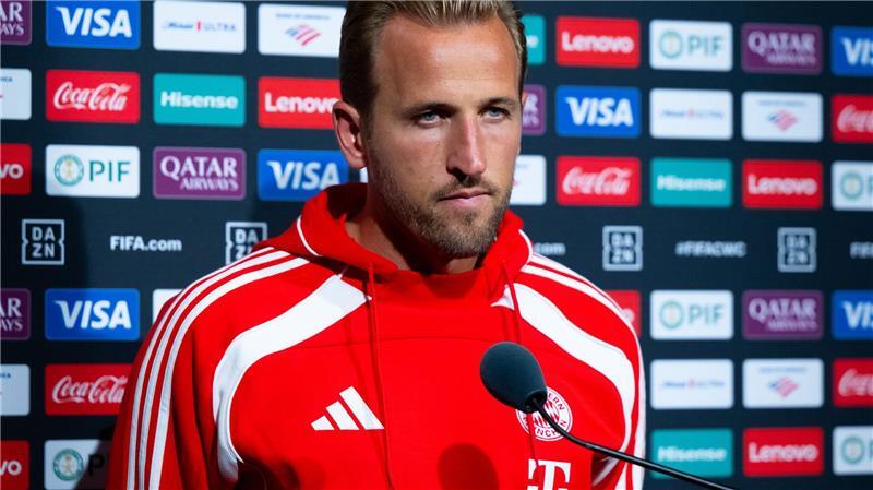Harry Kane beantwortet Reporterfragen im Hard Rock Stadium.
