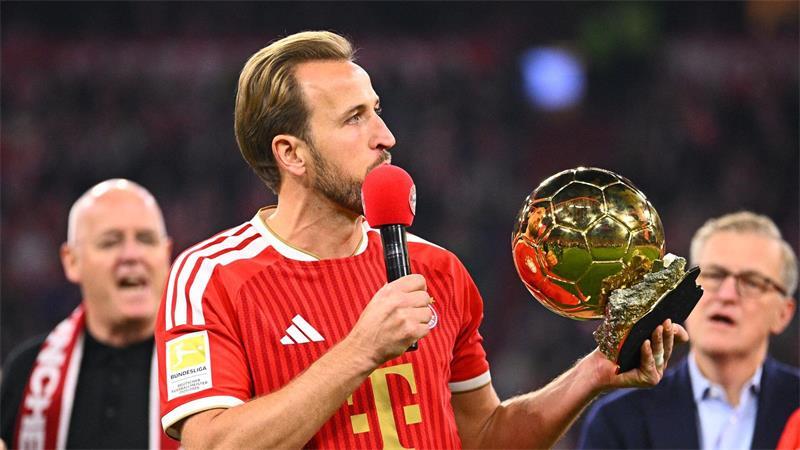 Spätes BVB-Tor stoppt die Bayern: 2:2 im Topspiel Harry Kane brachte den Ballon d’Or mit und ließ sich von den Fans feiern.