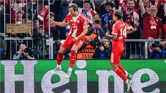 Harry Kane hebt nach seinem 3:1 ab zum Torjubel, rechts freut sich Luis Díaz. 