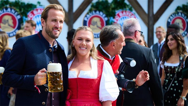 Oktoberfest-Start mit Promis und Schreckmoment Harry Kane im Käderzelt.