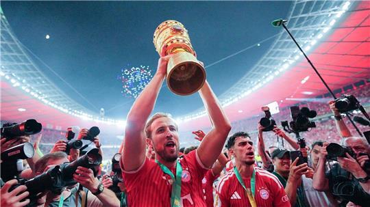 Harry Kane jubelt mit dem DFB-Pokal. 