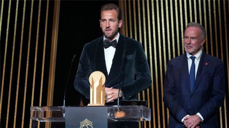 Harry Kane (l) bei der Ballon d’Or-Veranstaltung am Montagabend in Paris, neben ihm der frühere Bayern-Chef Karl-Heinz Rummenigge.