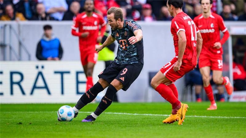 Kane mit Wucht: FC Bayern siegt knapp in Freiburg Harry Kane (l) trifft wieder aus dem Spiel heraus.